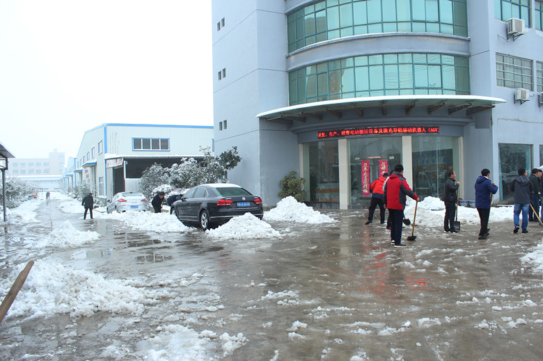 保證訂單車及時(shí)發(fā)貨——宇鋒叉車除雪忙