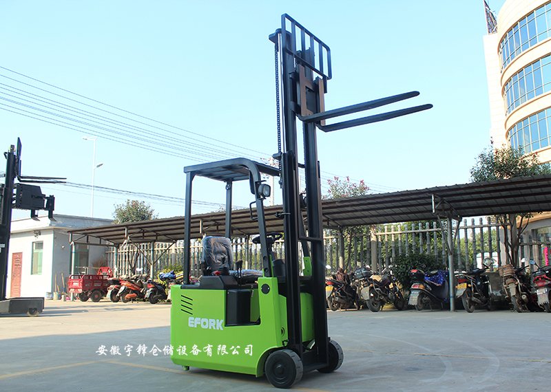 新手必看！電動(dòng)堆垛叉車如何運(yùn)輸貨物！