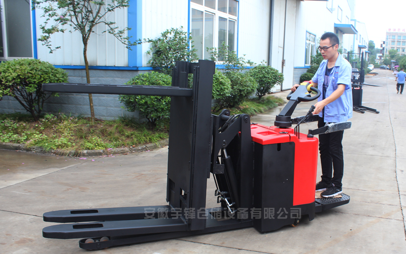 量身定制,為您而制——宇鋒全電動托盤翻轉(zhuǎn)車