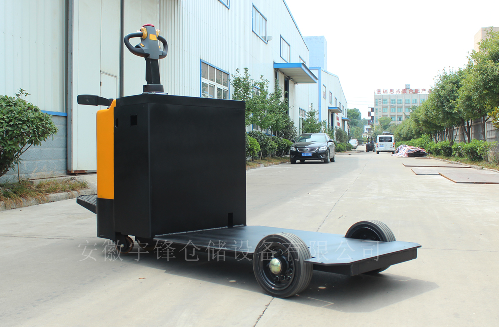 給火車(chē)自動(dòng)加油的電動(dòng)平板搬運(yùn)車(chē)
